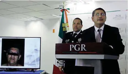  ??  ?? CONFERENCI­A DE PRENSA. Alfredo Higuera Bernal, titular de la Oficina de la PGR para el caso Iguala, ayer en la PGR.