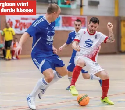  ?? FOTO MIST ?? Bezoeker Jeffrey Schuermans (l) in duel met Sven Vanvolckso­m.