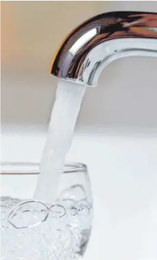  ?? FOTO: ROLAND WEIHRAUCH/DPA ?? Mehr Wasser sparen, lautet die Devise der Zukunft.