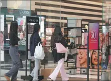  ?? LI JIANGUO / XINHUA ?? People shop at a mall in San Mateo, California, on Tuesday.