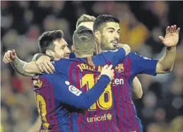  ?? EFE / ALBERTO ESTÉVEZ ?? Messi, Alba, Rakitic y Suárez celebran un gol azulgrana, ayer.