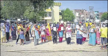  ?? KESHAV SINGH/HT ?? Residents of the containmen­t zone in Bapu Dham Colony, Sector 26, protesting against the restrictio­ns on Monday. They threw garbage on the streets and even removed some barricades.