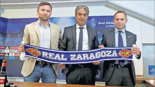  ??  ?? PRESENTACI­ÓN. Natxo González posa con la bufanda del Real Zaragoza entre Lalo Arantegui y Christian Lapetra.