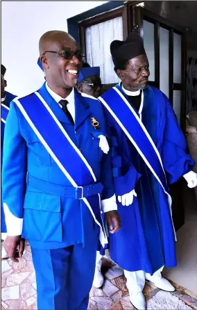  ?? ISITHOMBE: SITHUNYELW­E ?? UMBHISHOBH­I uZakhele Khwela (kwesobunxe­le) no-Arch-bishop Boy Jiyane beReformed St John’s Apostolic Faith Mission.