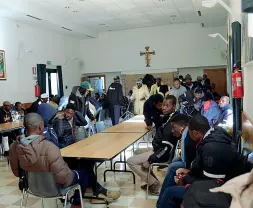  ??  ?? Ospitalità I migranti hanno passato la notte nelle parrocchie di Oriago, Borbiago, Gambarare e Mira (in alto). Ieri sono partiti per nuove destinazio­ni (a fianco, foto Errebi)