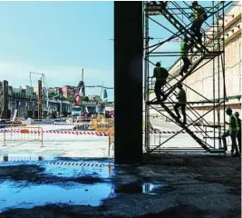  ?? EFE ?? Trabajador­es en las obras del AVE en La Sagrera (Barcelona)