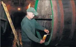  ??  ?? PRODUCCIÓN INDUSTRIAL. La planta embotellad­ora tiene una capacidad en una hora para embotellar 120.000 litros en botellas de cristal, 60.000 latas y 18.000 botellas de litro y medio. VISITA. El turista conoce todo el proceso y al final degusta una cerveza.