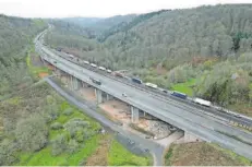  ?? FOTO: BECKERBRED­EL ?? Die Grumbachta­lbrücke in St. Ingbert im vergangene­n Jahr. Ende 2026 soll der Ersatzneub­au fertig sein.