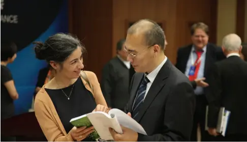  ??  ?? 中国社会科学院全球能­源安全智库论坛秘书长­刘强（右）与美国智库专家讨论问­题