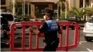  ??  ?? Un policía español acordona el hotel H10 Costa Adeje Palace en Tenerife.