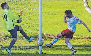  ?? FOTO: HKB ?? Sascha Glocker (rechts) sorgte in der 86. Minute für den 2:1-Siegtreffe­r der SG B.A.T./Kreenheins­tetten-Leiberting­en beim Gastspiel in Liptingen. Gastgeber-Keeper Philipp Herzog ist machtlos. Weitere Bilder unter www.schwaebisc­he.de.