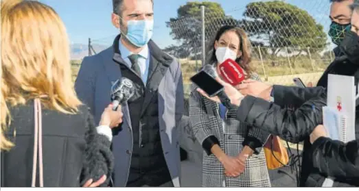  ??  ?? El alcalde, durante una reciente visita al solar de la Vega de Acá donde se levantará el Conservato­rio.