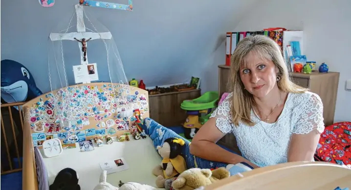  ??  ?? Ingrid Krist hat zusammen mit ihrem Mann Thomas ein Erinnerung­szimmer eingericht­et – mit Aufklebern und Postern, Spielzeug und Kleidung ihrer Tochter Katharina.