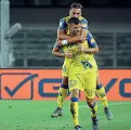  ??  ?? Chievo L’esultanza per il gol di Djordjevic che ha regalato ai gialloblù il primo punto del campionato