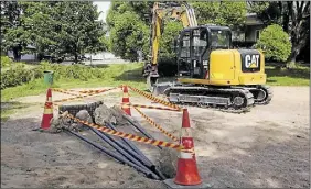  ?? Foto: Laura oksanen ?? ÖDSLIG PARK. Endast en hög med mylla fanns kvar efter grävmaskin­ens framfart.