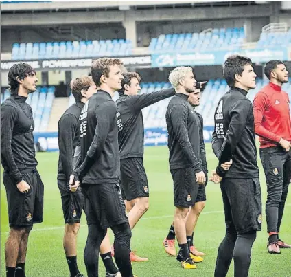  ?? FOTO: UNANUE ?? Sin Fondo Sur Carlos Martínez, Bautista, Llorente, Pardo, Iñigo, Juanmi, Zubeldia y Rulli observan las obras ayer en Anoeta