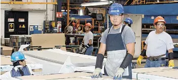 ??  ?? Reporte. Del total de la población con empleo, el 16.2% estuvo en la industria manufactur­era en marzo, de acuerdo a cifras del INEGI.