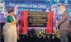  ??  ?? Dr. Aruna Sharma (Staatssekr­etärin Ministeriu­m für Stahl, Indien) und Dr. Jens Overrath bei der Eröffnungs­feier für die neue Produktion­sanlage.