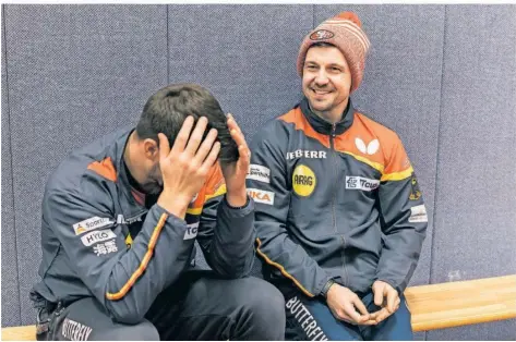  ?? FOTO: DTTB/DPA ?? Timo Boll (rechts) sitzt entspannt und strahlend neben seinem Freund und nationalen Konkurrent­en Patrick Franziska vom 1. FC Saarbrücke­n.