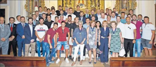  ??  ?? OFRENDA. La plantilla azulona, junto al presidente y al entrenador, posan tras la ofrenda floral a la Virgen de Nuestra Señora de Los Ángeles.