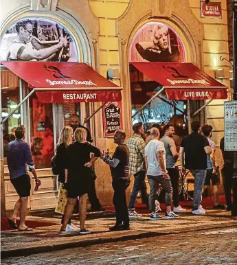  ?? Foto: Petr Kozlík, MAFRA ?? Spoutaný noční život Do klubů a restaurací mohou přijít návštěvníc­i jen s potvrzením o bezinfekčn­osti, nesmějí tančit, ke stolu si mohou společně sednout nejvýše čtyři lidé.