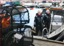  ??  ?? Politiet og Naturoppsy­net under aksjon mot ulovlig hummerfisk­e i fjorårets sesong.