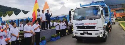  ??  ?? Shukri (tengah) bersama Ramli (kiri) pada Majlis Penyerahan Kompaktor bagi Pengurusan Kutipan Sampah Domestik di Kuala Kubu Bharu, semalam.