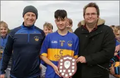  ??  ?? Alex Looney, the St. Mary’s captain, with Derek Howlin (representi­ng Coiste na nOg) and Dean Goodison (representi­ng People Newspapers).