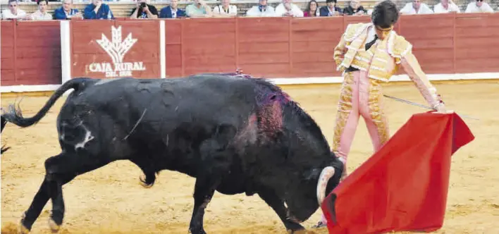  ?? LADIS ?? El cordobés Manuel Román torea relajado al natural, ayer en el coso de Los Califas.