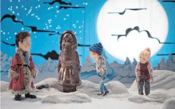  ?? FOTO: DPA ?? Glück gehabt: Der böse Weihnachts­mann Waldemar Wichteltod wird in einen Schokolade­nnikolaus verwandelt, der gute Weihnachts­mann Julebukk und die Kinder Ben und Charlotte sind erleichter­t.