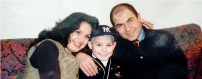  ?? ?? Il brigadiere Giuseppe Coletta ucciso nel 2003 in Iraq Qui accanto alla moglie Margherita con il figlio Paolo, che morì per un linfoma