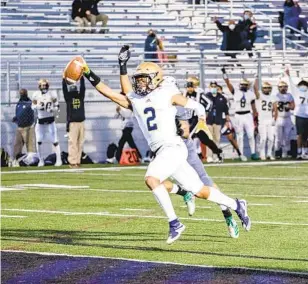  ?? KRISTIAN CARREON ?? Mater Dei wide receiver Chris Snyder scores a touchdown against Helix on Friday night.