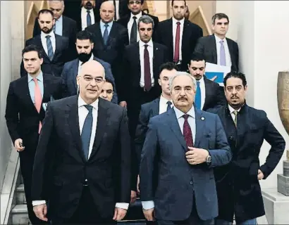  ?? ARIS MESSINIS / AFP ?? El ministro de Exteriores griego, Nikos Dendias, y el mariscal libio Jalifa Haftar, ayer en Atenas