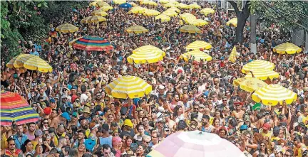  ?? WERTHER SANTANA/ESTADÃO ?? Multidão no bloco. Campanhas tentam mostrar que ‘não é não’ e discutir os limites da abordagem durante o carnaval