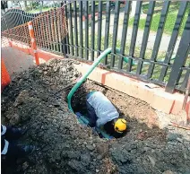  ?? CHRISTIAN VINUEZA / EXPRESO ?? Arreglos. La tarde de ayer se realizaba el cambio de la tubería madre.