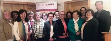  ?? Foto: Gabriele Kaps ?? Nein, Matthias Enghuber (rechts) ist nicht neues Mitglied der Frauen Union. Der Neuburger Ortsvorsit­zende der CSU leitet die Wahlen, bei denen Sofia Käfer (Mitte) als Vorsitzend­e bestätigt wurde.