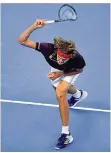  ?? FOTO: BAKER/AFP ?? Demolator statt Triumphato­r: Bei der Pleite gegen Nick Kyrgios schleudert Alexander Zverev seinen Schläger erzürnt zu Boden.