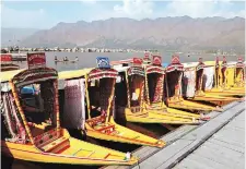 ?? PHOTO: PTI ?? Houseboats on the Dal Lake wear a deserted look in the wake of the recent unrest in Kashmir