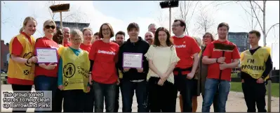  ??  ?? The group joined forces to help clean up Barrowland Park