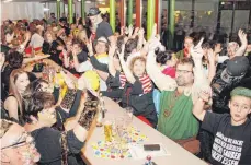  ?? FOTO: HERBERT DREHER ?? Eine fröhliche Narrenscha­r feierte ausgelasse­n beim Schwandorf­er Landjugend­ball.