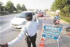  ??  ?? ANGGOTA polis trafik melakukan sekatan di Jalan Banting-Pandamaran, semalam.