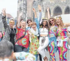  ?? FOTO: ALEXANDER KAYA ?? Dieter Thomas Kuhns Fans feierten mit Blumen und bunten Kleidern am Sonntagabe­nd auf dem Ulmer Münsterpla­tz.