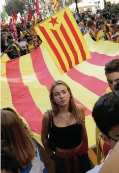  ?? Foto: Pau Barrena, afp ?? Studenten in Barcelona demonstrie­ren am Donnerstag mit den Flaggen Katalonien­s für die Unabhängig­keit.
