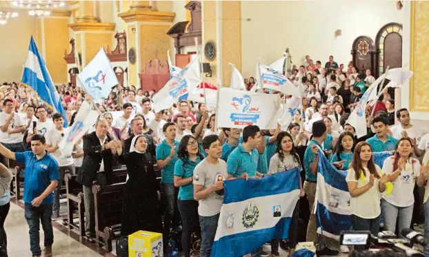  ??  ?? EL HIMNO OFICIAL DE LA JMJ FUE CANTADO POR LOS JÓVENES QUE ESTUVIERON PRESENTES EN LA CATEDRAL, EN EL RETIRO DE LA DELEGACIÓN OFICIAL.