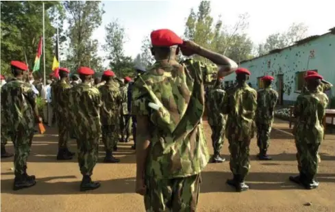  ?? © Olivier Matthys/ belga ?? Rwandese soldaten herdenken de moord op de tien Belgische para’s in Camp Kigali.