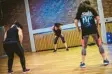  ?? Foto: Sebastian Gollnow, dpa ?? Beim Tanz-training Metalza steht auch Headbangin­g auf dem Programm.