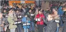  ?? FOTO: ALOIS GROSS ?? Für die gespielten Adventslie­der erhielten die Musiker viel Beifall auf dem Adventsmar­kt. Im Vordergrun­d die Musiker und im Hintergrun­d die mit vielen Lichtern geschmückt­en Verkaufsst­ände.