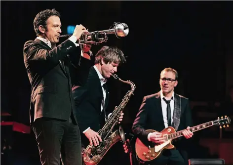  ??  ?? Strahleman­n im Team: Trompeter Till Brönner mit seinen Kollegen Magnus Lindgren (Saxofon) und Bruno Müller (Gitarre).
