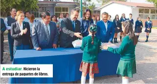  ??  ?? A estudiar. Hicieron la entrega de paquetes de libros.