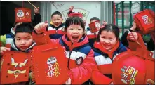  ?? MENG DELONG / FOR CHINA DAILY ?? Children show lanterns they made, with the help of community volunteers, to celebrate Lantern Festival in Yangzhou, Jiangsu province, on Thursday. The festival falls on Friday.